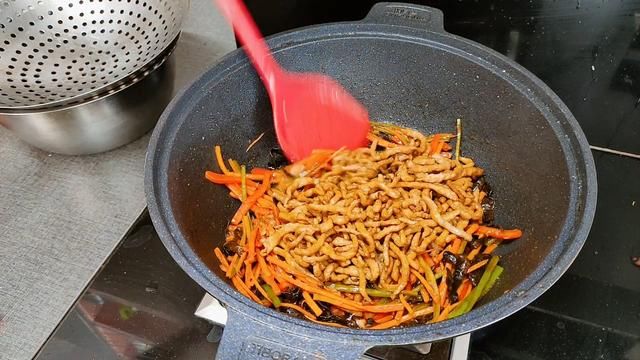 在家里制作“鱼香肉丝”时，学会这几个窍门，肉嫩味足，秒杀饭店