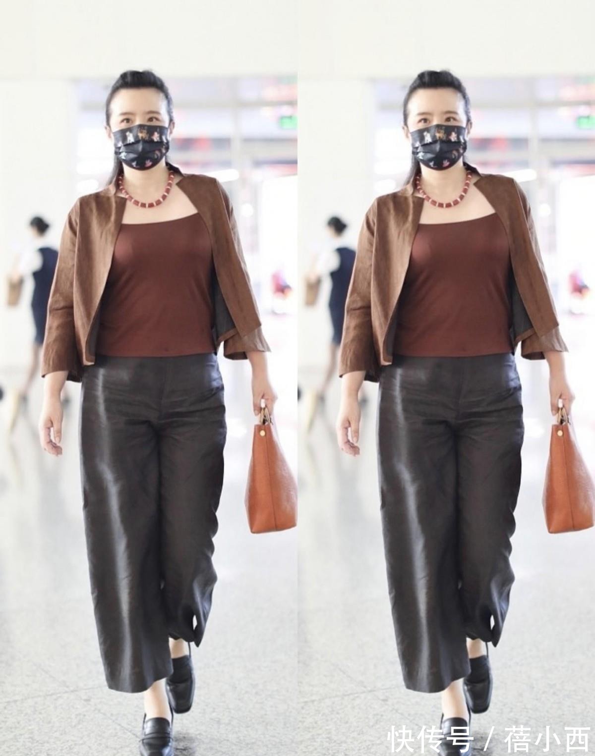 穿搭 龚琳娜精神状态挺年轻,穿民族风印花外套配紧身裤,素颜状态很美