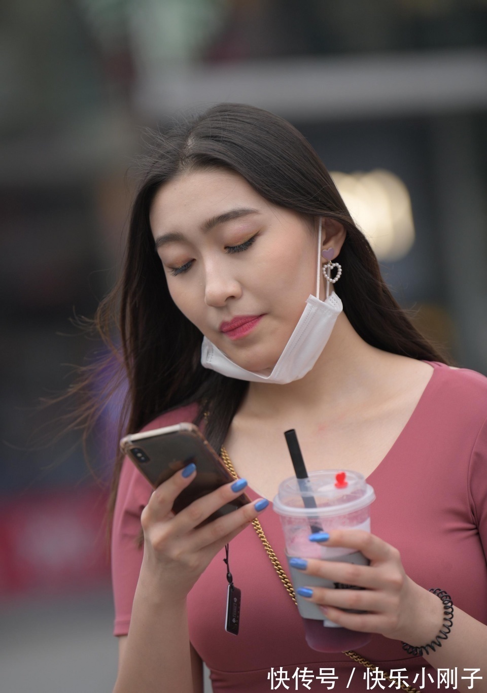 荷叶裙 小姐姐身穿粉色的短袖,搭配一条格子荷叶裙,看上去很时尚可爱