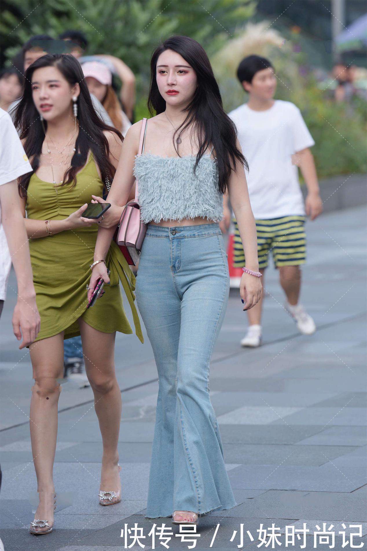 绒毛|街拍:蓝色短款绒毛小背心, 即可当打底, 又可外穿, 时尚感爆棚