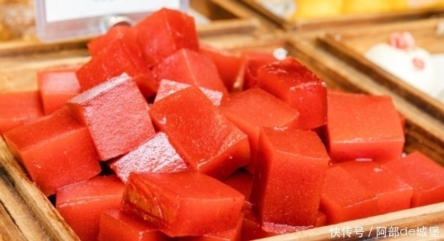 肠胃疾病|山楂配一宝泡水,连喝7天,排光湿气,赶走肚腩,50岁也不显老