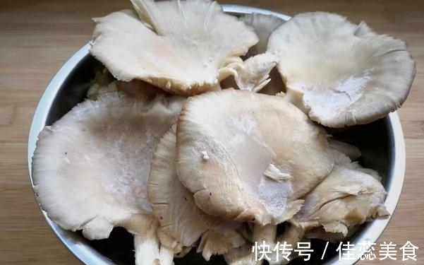 焯水|教你炸出酥脆蘑菇,裹上面粉有技巧,脆香又不油腻