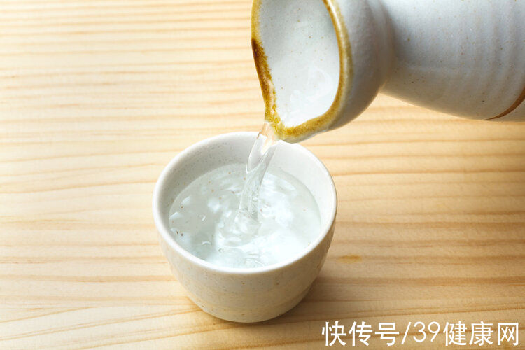 柳叶刀|适度饮酒有益健康？《柳叶刀》：每天小饮一杯，一年喝出81万癌症