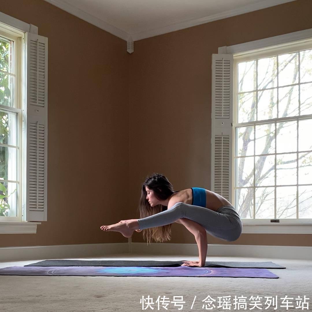 手臂|韩雪穿得够年轻,白衬衫搭配牛仔套装似少女,一双漫画腿太抢风头