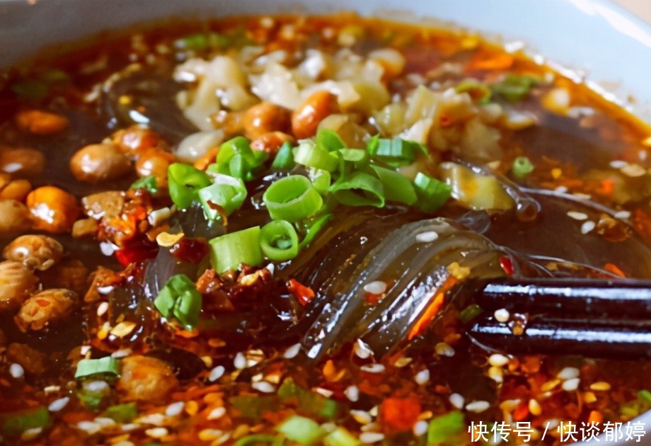  冷天吃炖菜蒸菜，不如吃酸辣粉，酸辣开胃又解馋，我家连吃了3天