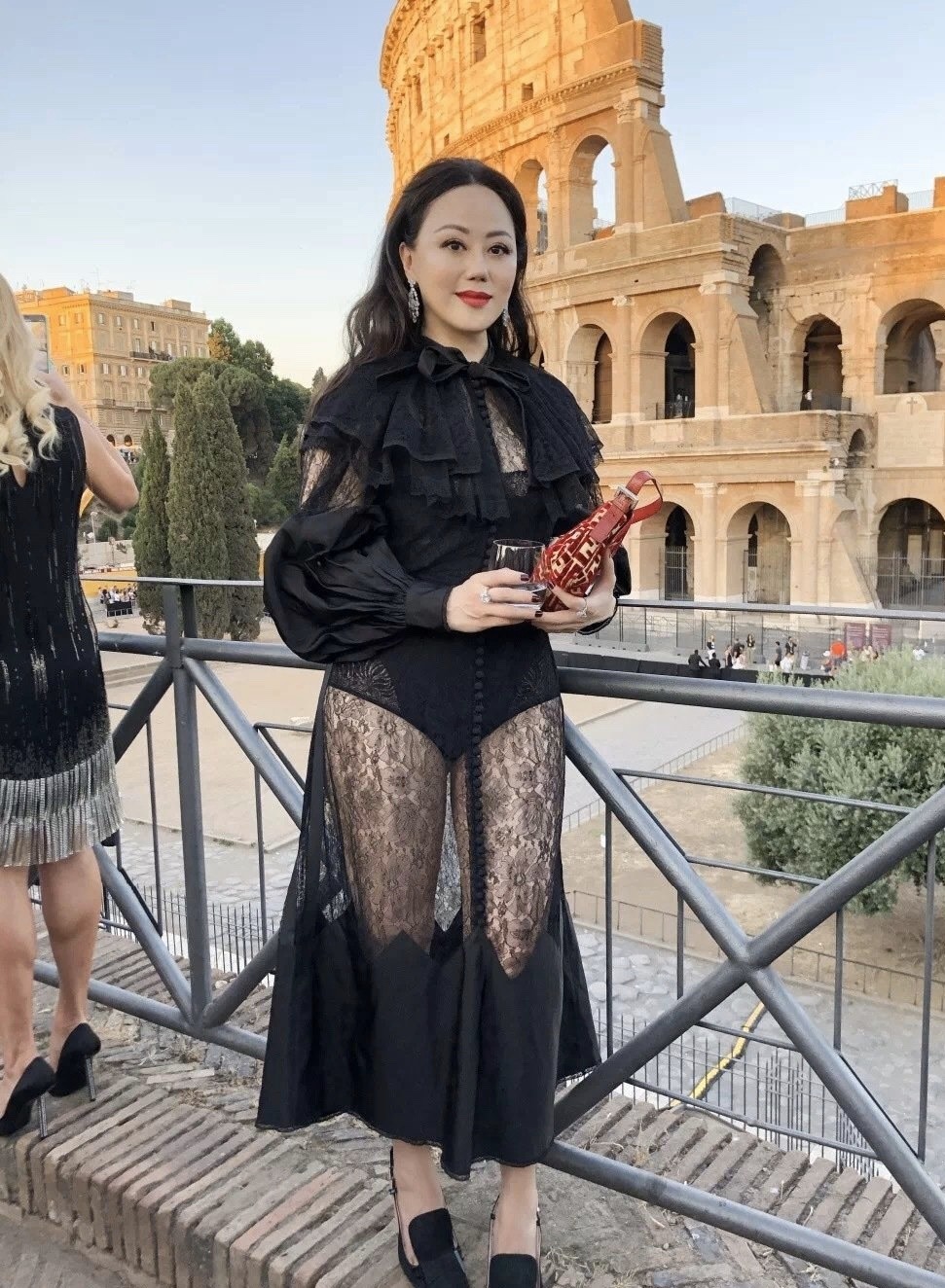 章小蕙|章小蕙才是“不老女神”,一身红色穿搭潇洒霸气,一点不像58岁