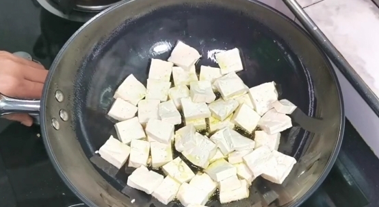 豆腐炒肉这样做，好吃不油又不腻，老公孩子都满意
