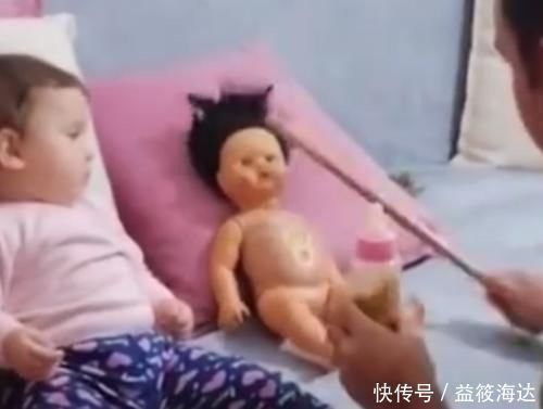 宝妈|萌娃不愿喝奶，亲爸通过教训布娃娃来“恐吓”娃火了，网友：绝了