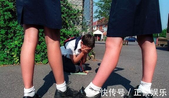 小周|“妈,俺被打了,能打回去吗”两个妈妈的回答,已改变孩子人生