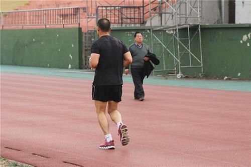 老年人|每天跑步和每天走路相比，哪个对身体好？谁才是“健身之王”？