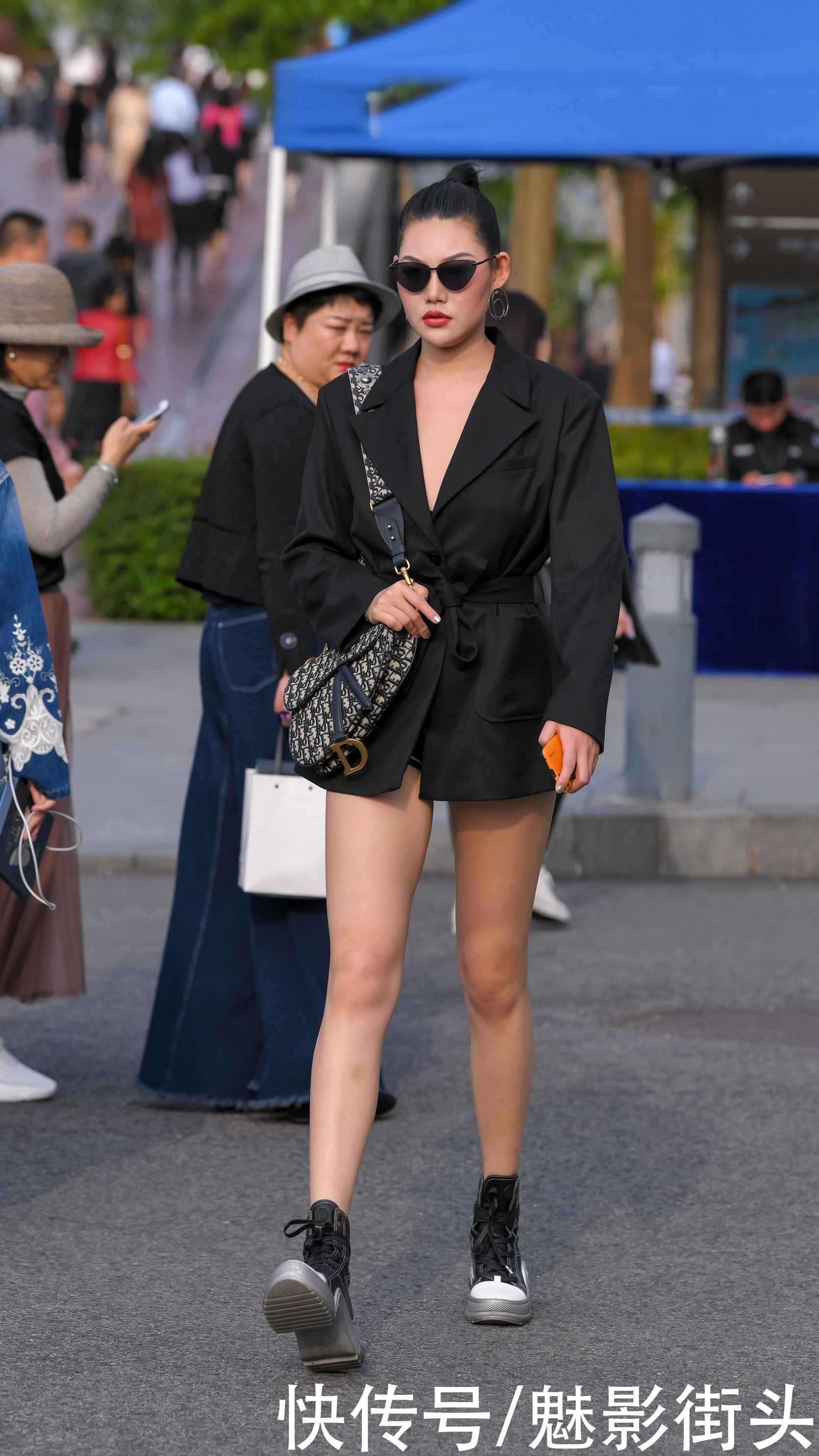 早春时节的下装消失，提升上衣和鞋子的品质，轻松告别路人感