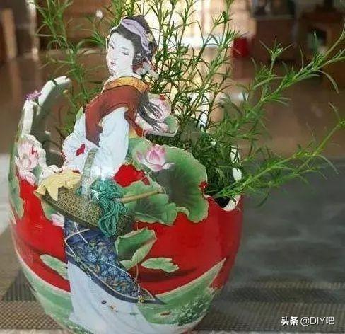 花盆不用买喝剩下的酒瓶,简单一改造,比买的花盆还漂亮