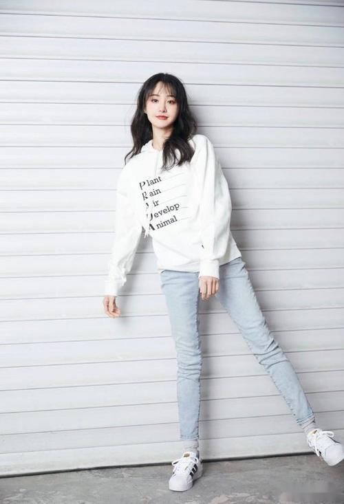 运动卫衣真是宝藏单品，穿衣小白上身一秒变时髦，细节太重要了