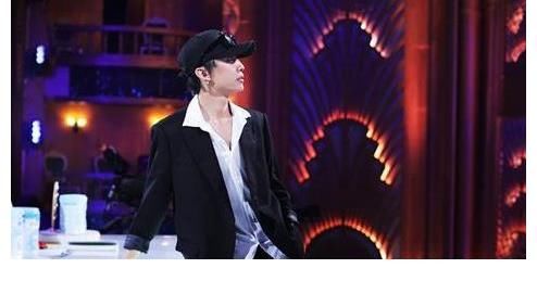 12年了，董卿的“托王”位置終于后繼有人了，她托得真好