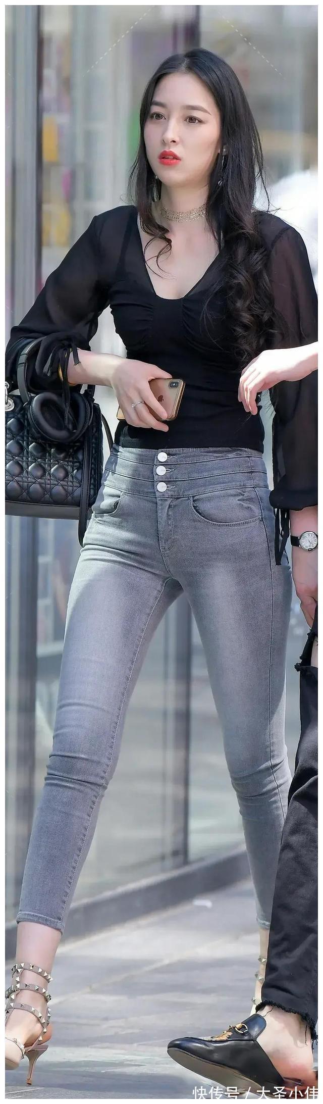 美女|美女街拍:三排扣的浅色九分牛仔裤时髦修身,穿出雅致的高级感,曲线优美