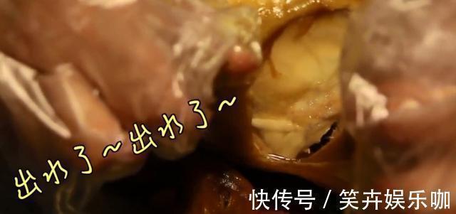 把1整只鸡扔电饭锅内,不放油不放水,出锅比烧鸡还好吃,太香了