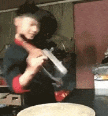 |搞笑GIF趣图看你这身衣服也就知道你不是干粗活的人啊?