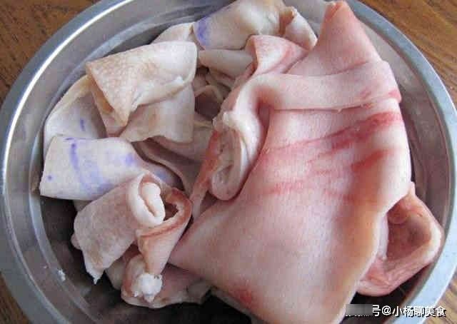 猪皮别只会做皮冻，学会这种做法，比猪蹄更补胶原蛋白