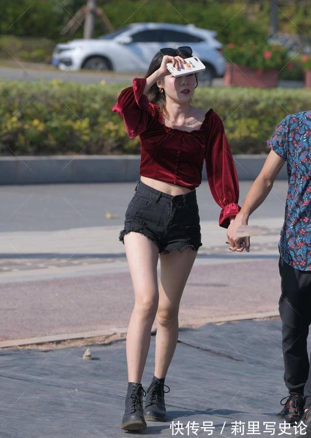 黑色 红色热情奔放,黑色沉稳神秘,红黑搭配让休闲穿搭也变得活力满满