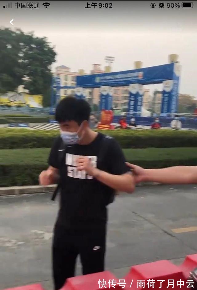 中超八冠王|不容易!广州恒大核心偶遇球迷泪流不止,本赛季他进步很明显