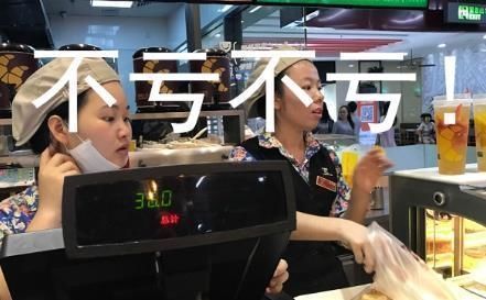 橙汁|买汉堡再送一杯“橙汁水”,老板不怕亏老板再送5杯也不要紧