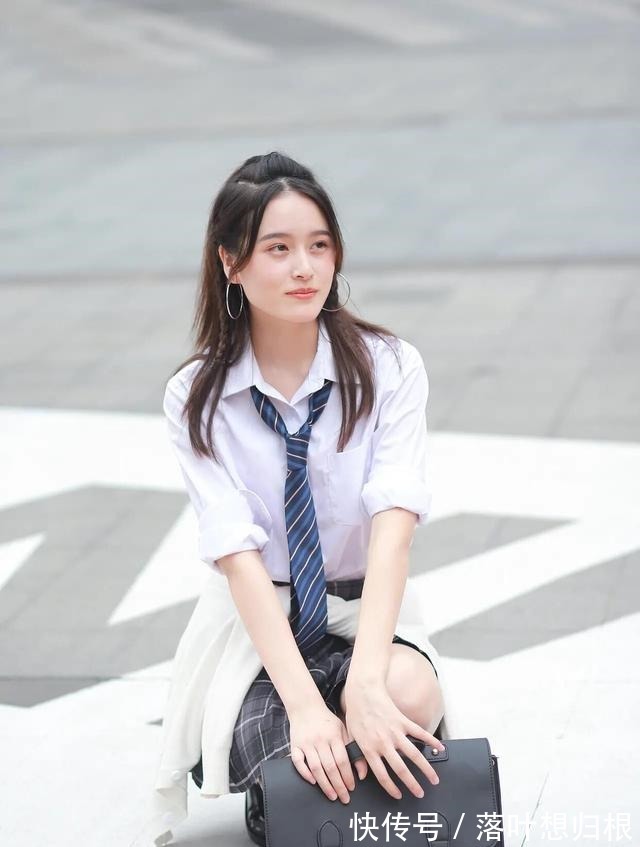 穿搭 2021最美学院风穿搭白衬衫+格纹短裙，腰间扎件衣服当点缀！