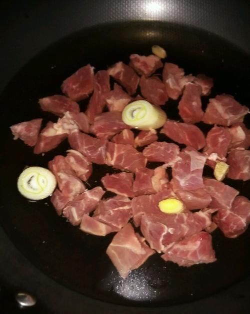  简单|面馆师傅教你做红烧牛肉面，简单3步，香辣筋道，吃的过瘾