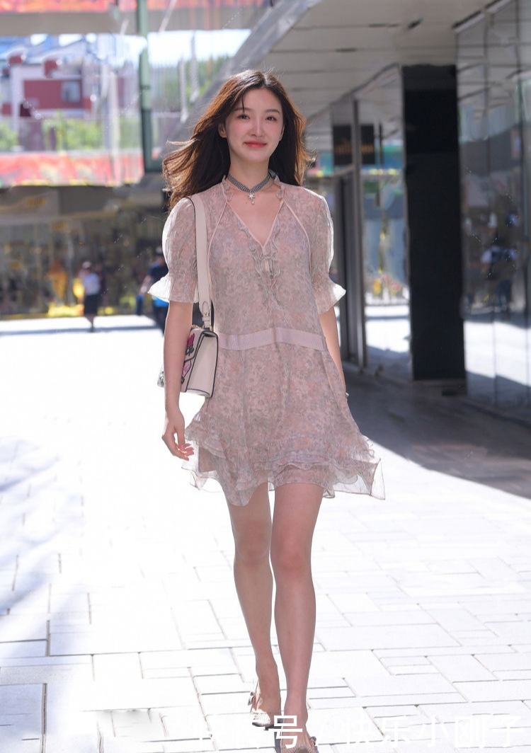 自信|浅色调的碎花裙，裙身富有设计感，整个人看上去清爽自信又好看