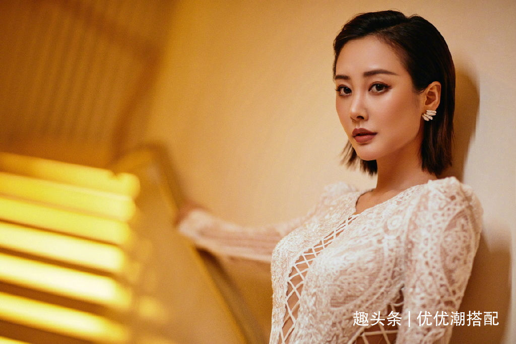 李纯|33岁李纯真敢穿,蕾丝镂空礼服裙秀好身材,剪成短发气质更出众