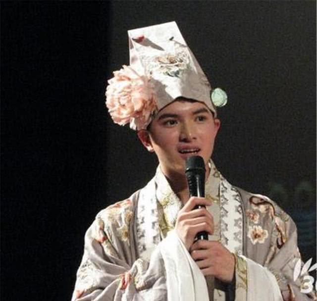 原本是剧组打杂的,星爷无意中看到他让他临时客串,成为了该片经典角色之一