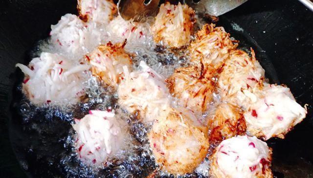 萝卜丸子这么做更好吃,加多这两样,让你的丸子更香酥美味