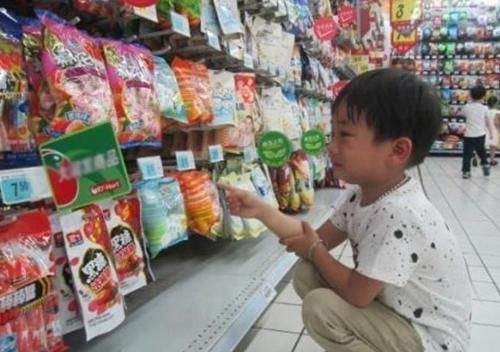 差距|“我偷了一块巧克力”三位妈妈的三种做法,十年后孩子差距大