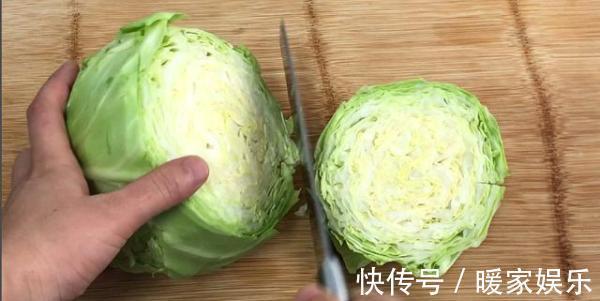 美味|包菜不要炒着吃了,加3个鸡蛋这样做,全家人都爱吃,营养美味!