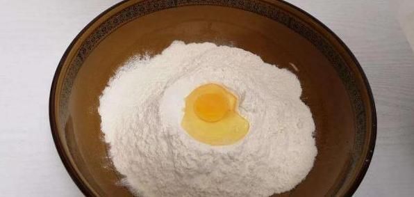 面粉新吃法,不用发酵,开水一烫,无任何添加剂,个个空心