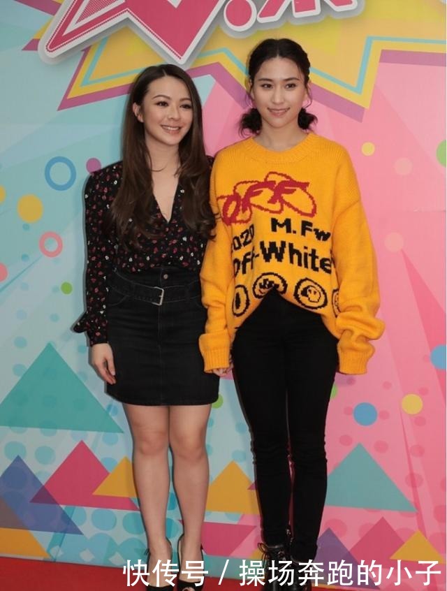 何超莲|何超莲恋爱后更美了,梳羊角辫配休闲装,一身甜美气质真叫人心动