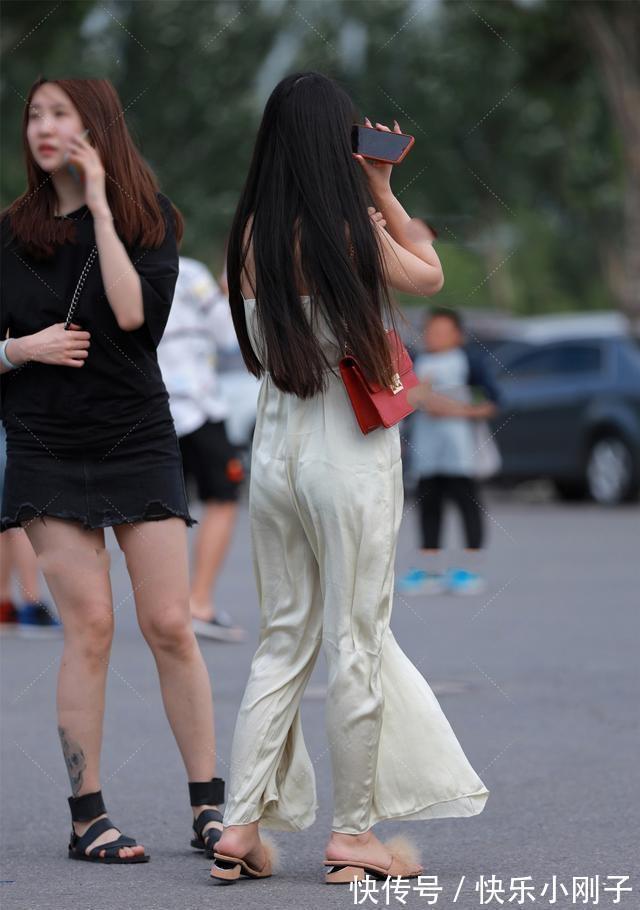 高腰 吊带裙最能展现淑女风范,晶莹剔透不食人间烟火,温柔甜美