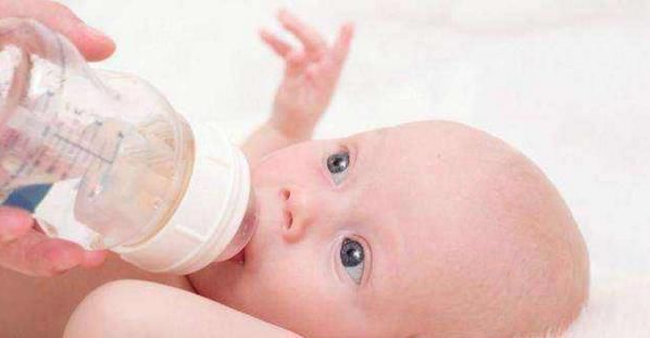 孩子|爷爷和姥爷凝视刚出生宝宝,半个小时一动不动,网友:真爱无疑