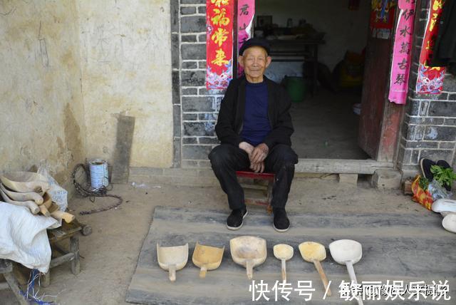 墨斗&名叫李根的82岁老木匠,一天精工制作两个小方凳,坐在家里就卖完