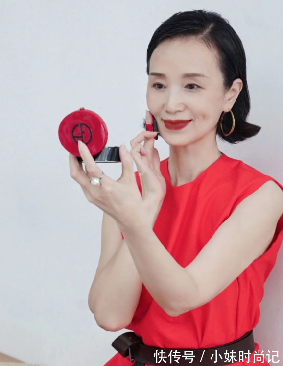 短发|妈妈罕见换发型,贴头皮短发配红裙真显年轻,不戴帽子也时髦