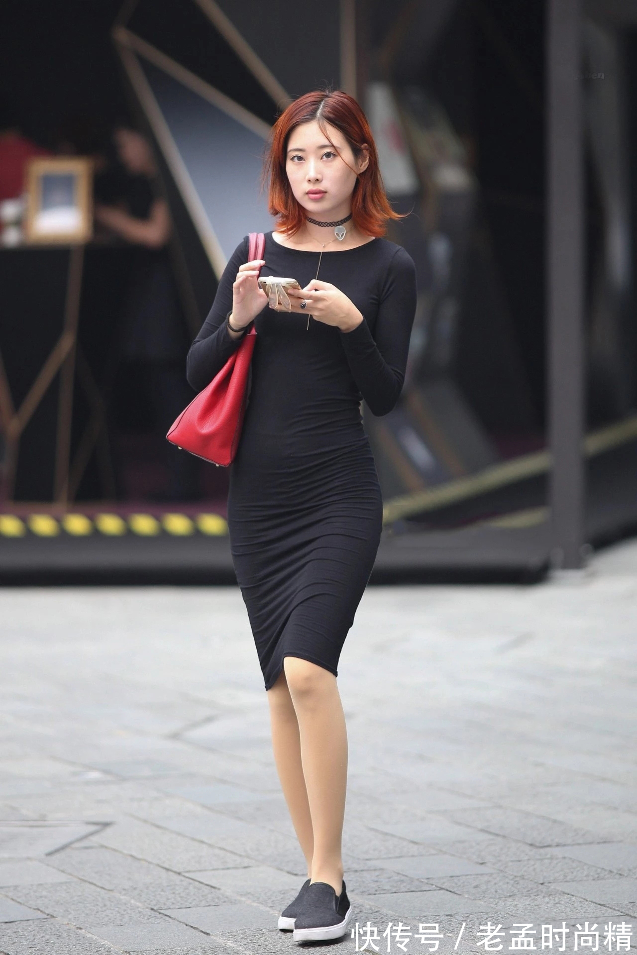 莫代尔|一袭黑色长袖修身裙,穿出了初秋的唯美,清新优雅又美的有气韵