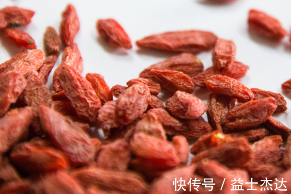 食用|枸杞怎么吃,才能发挥最大功效,干嚼还是泡水或许你一直吃错了