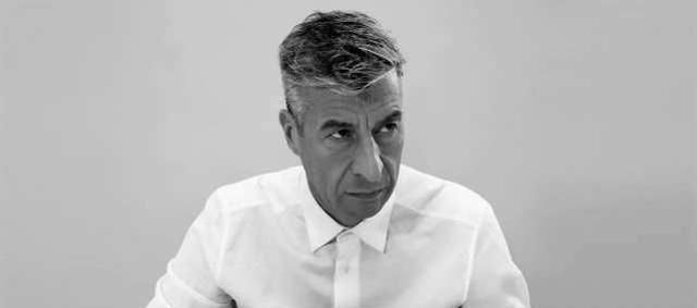 他在墙上粘了根香蕉,卖了90万,网友不懂,专家却说:这是艺术品