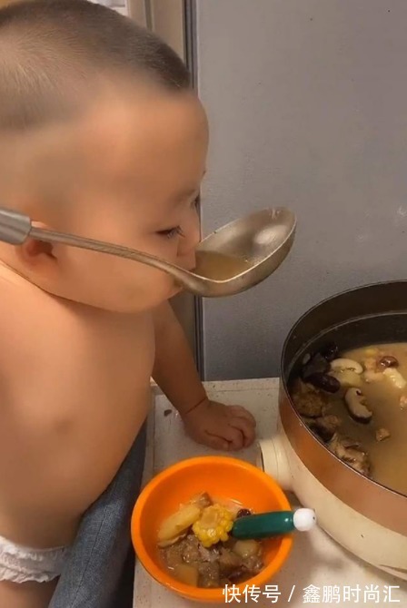 宵夜|10岁男孩半夜偷做宵夜,妈妈掐着时间来“混饭”,堪称吃货母子