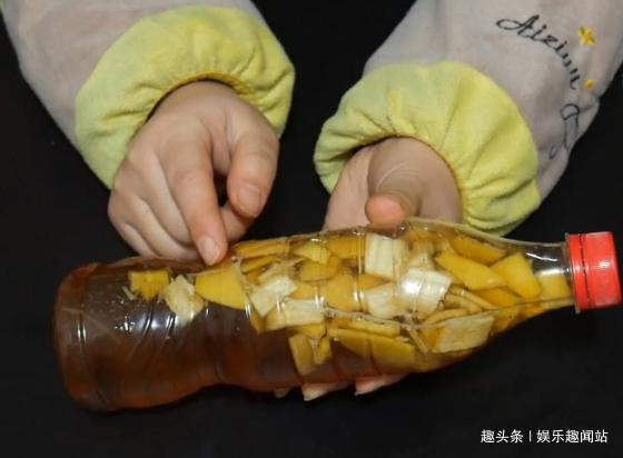 香蕉皮和红糖泡在一起,用来浇花效果惊艳,看完抓紧试试