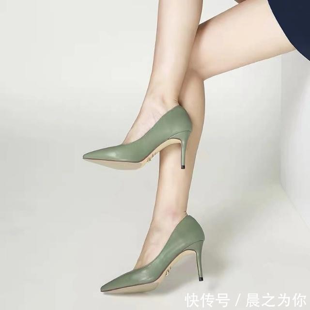 有心机 尖头高跟鞋外观精致充满女人味,将都市白领的自信美丽汇聚于足尖