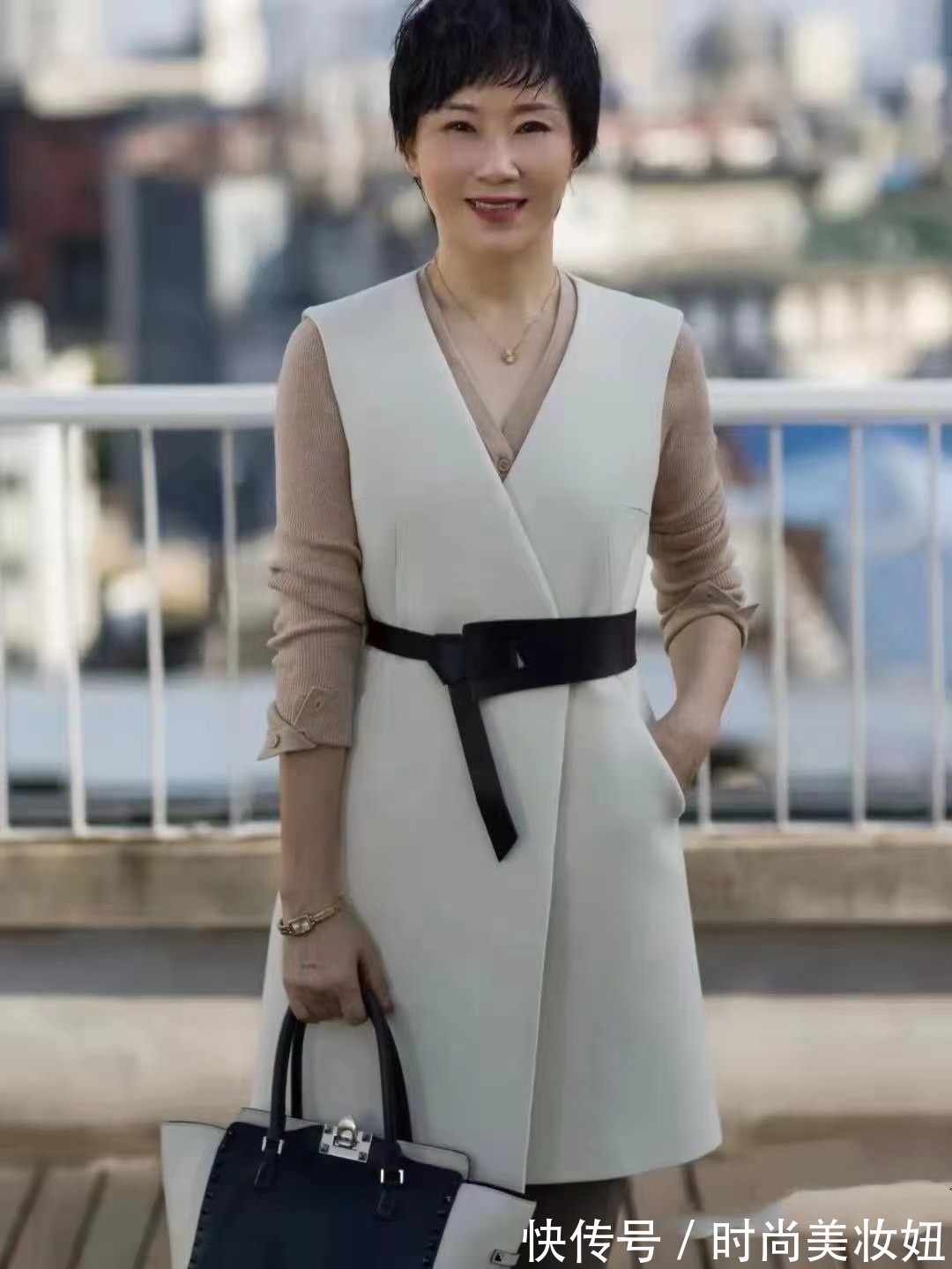 丝巾|这才是大龄女性该有的穿搭,学57岁设计师的搭配,简洁高级又减龄