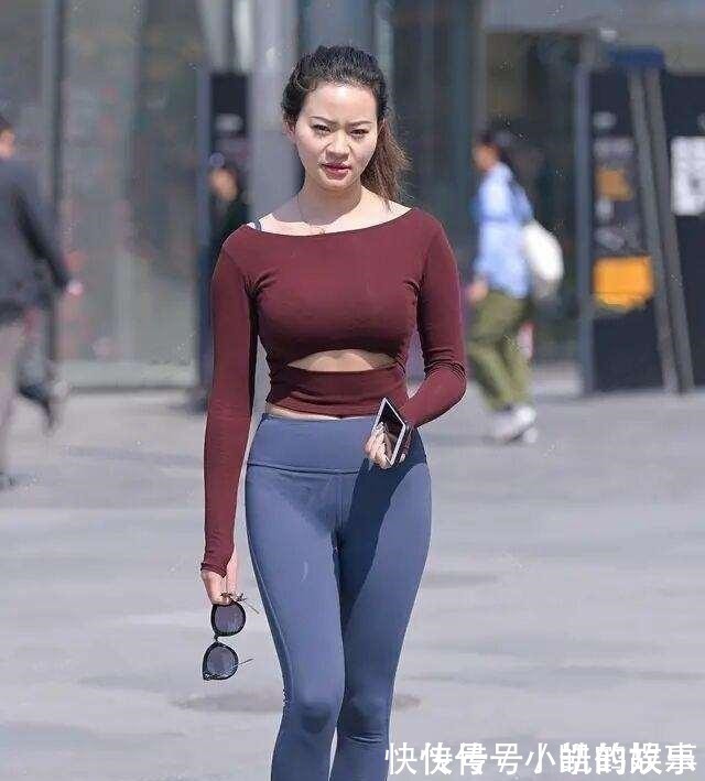 浅灰色调 精致有型的打底裤穿搭散发时尚气息,彰显女人的气质,优雅出街!