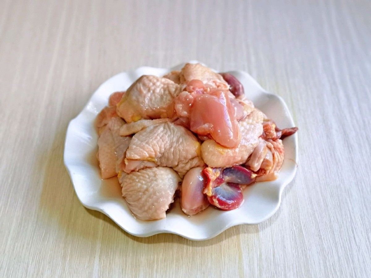 老小|家常红椒烧鸡块，做法简单，鸡肉鲜嫩不柴，全家老小爱吃