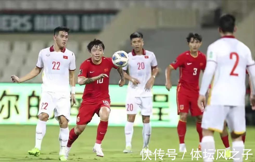 国足|这两人差点葬送了国足比赛，此前已经有惨痛教训，但李铁就是不改