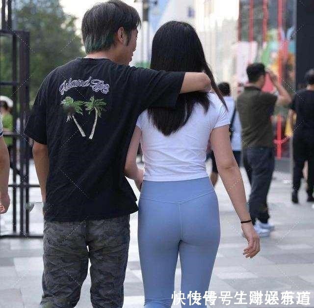 服装店 灰色打底裤搭配性感上衣,很萌很漂亮,展现时尚身材!